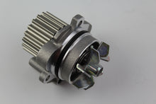 Charger l'image dans la galerie, Pompe à eau Sasic 9000861 pour Audi A3 A4 A6 Seat Altea Leon Toledo Skoda VW....