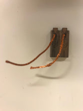 Charger l'image dans la galerie, Jeu de balais (charbon) JX43 Dimensions 4x7x19,5 24V