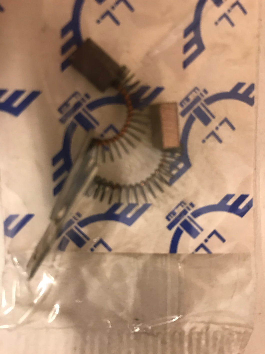 Jeu de balais (charbon) UX 62-73 pour Citroën Dyane, AX, BX, CX, VISA, LN, GS...